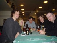 Mae, Thereza, Kovi, Karasman & Storm v hospod